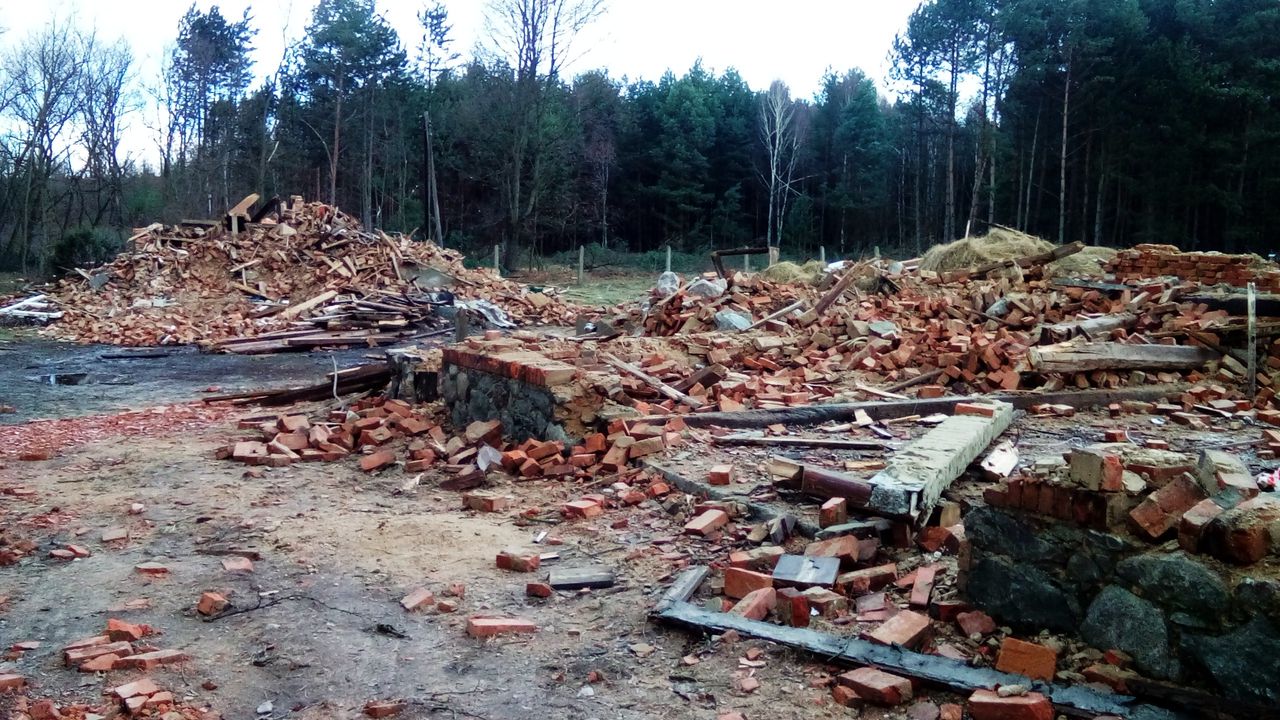 Ostatnie wanie wyburzone fragmenty wsi, pod budow drogi S3. Zdj. autor